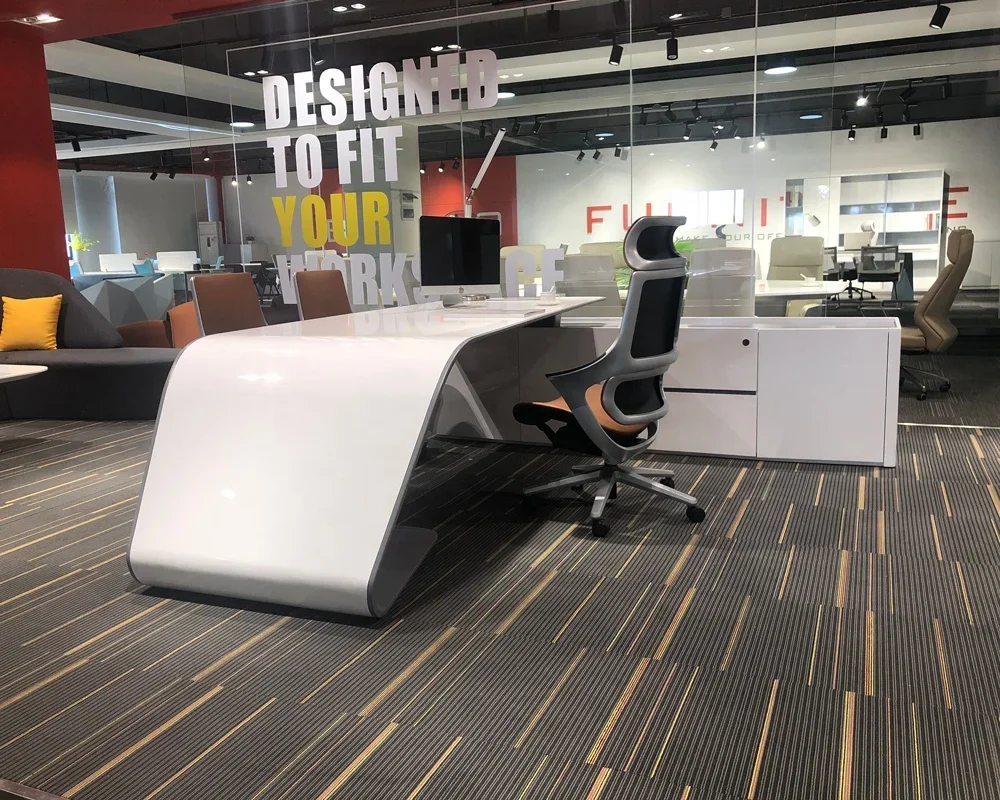 Office Tech Management - Bureau de direction moderne en forme